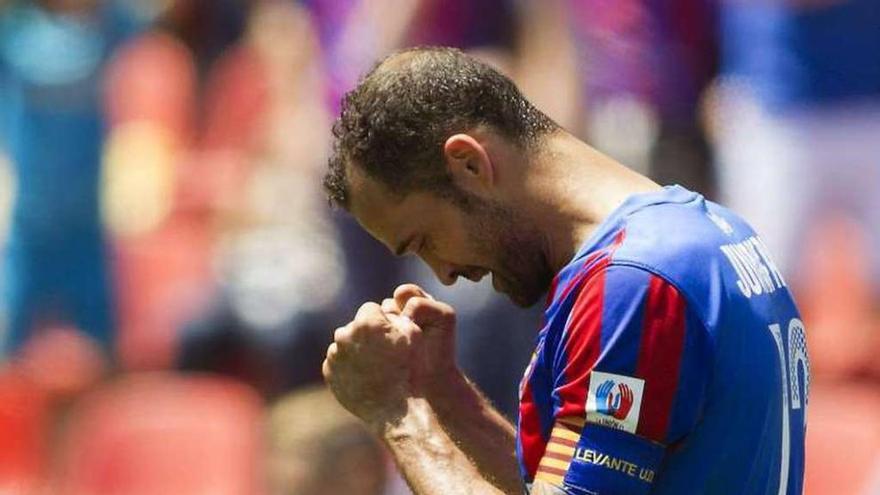 Juanfran García celebra el empate del Levante. // Miguel Ángel Polo