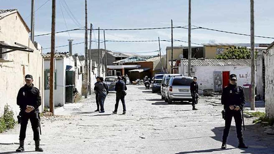 Varios policías, en el poblado de Son Banya, donde ocurrieron los hechos en julio de 2016.