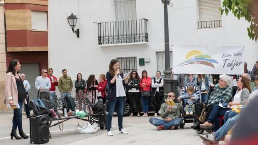 Un mitin de Entre Todos Tuéjar en campaña electoral.