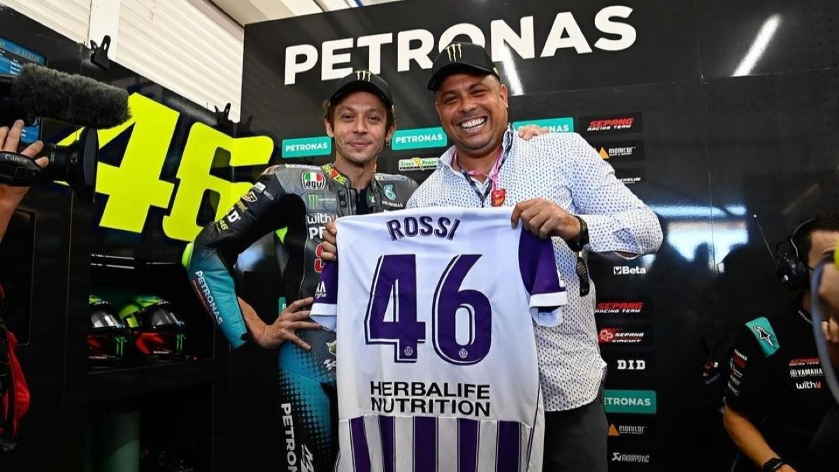 Ronaldo Nazario posa junto a Valentino Rossi