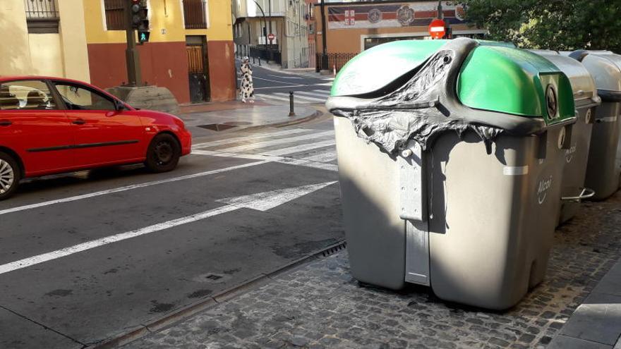 Esta mañana todavía eran visibles los efectos del fuego en un contenedor de la avenida País Valencià