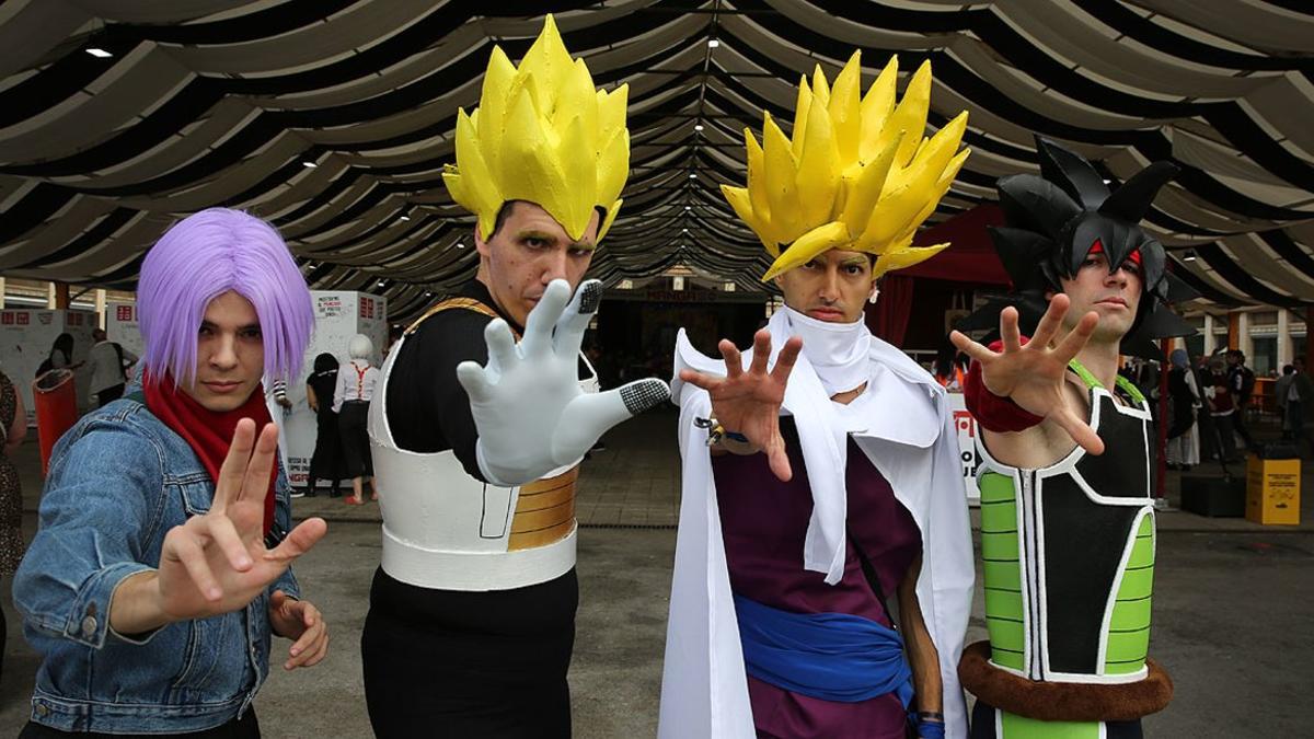 Asistentes al Manga Barcelona, disfrazados de personajes de `Bola de drac¿, el jueves pasado, día de inauguración del salón.