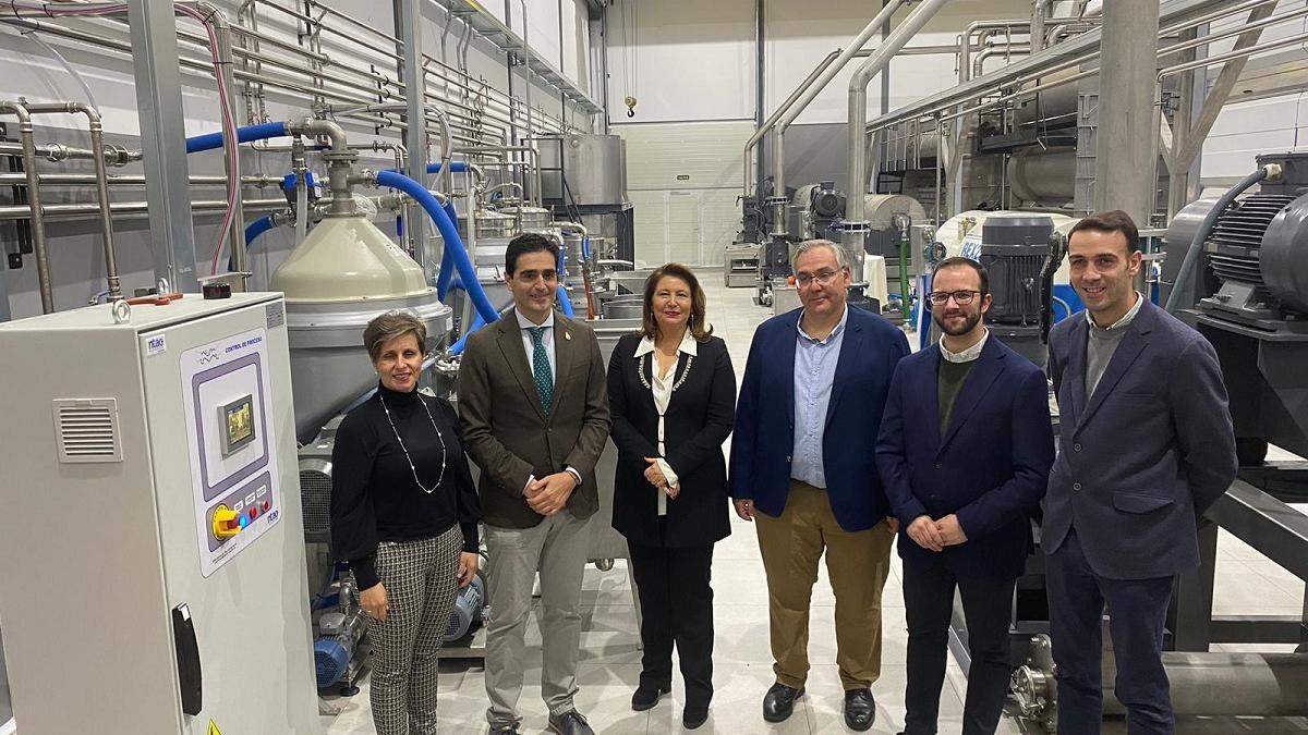 La consejera de Agricultura Carmen Crespo en su visita a una cooperativa