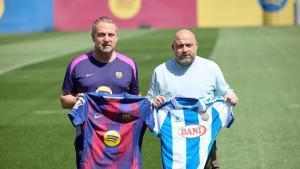 Hansi Flick y Manolo González posan con las camisetas de sus equipos.