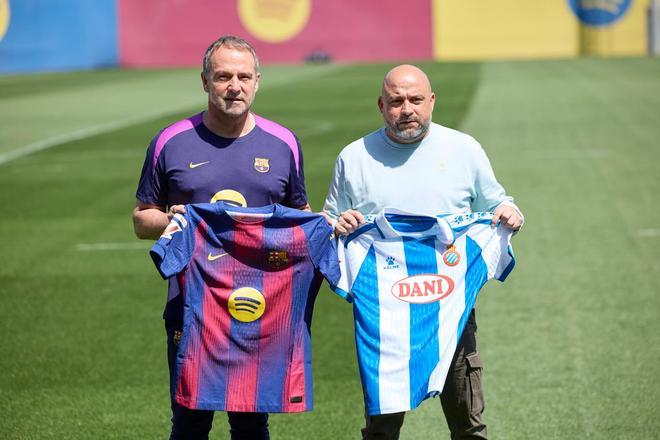 Hansi Flick y Manolo González posan con las camisetas de sus equipos.