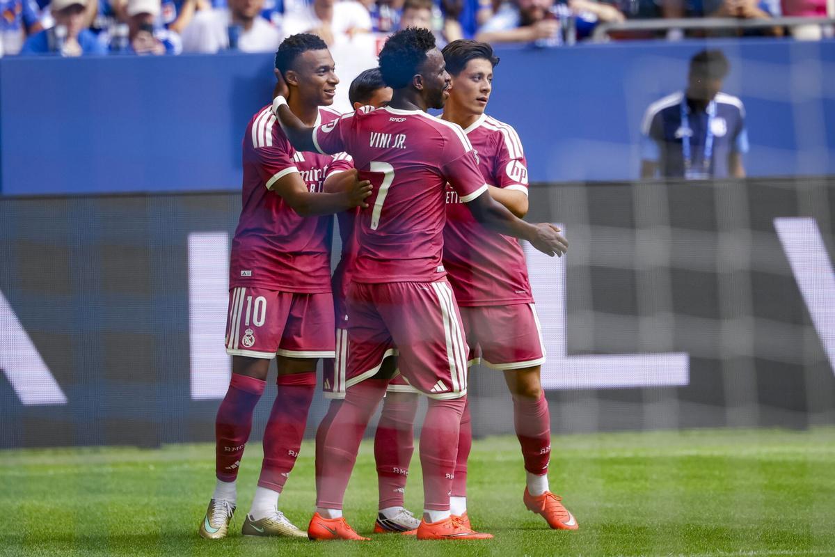 Los jugadores del Madrid celebran uno de los goles contra el Schalke 04