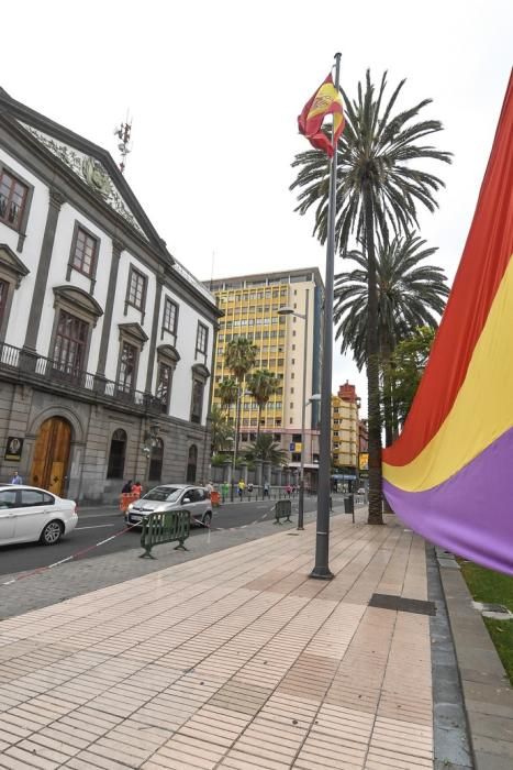 17-07-19 CANARIAS Y ECONOMIA. PARQUE DE SAN TELMO. LAS PALMAS DE GRAN CANARIA. Manifestacion, concentracion y despliegue de la bandera republicana delante del Palacio Militar. Fotos: Juan Castro.  | 17/07/2019 | Fotógrafo: Juan Carlos Castro