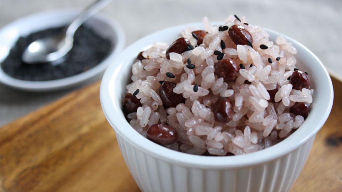 El 'sekihan', que literalmente significa frijoles rojos con arroz y proviene de Japón, en catalán se denominaría `arròs amb mongeta azuki¿ según la propuesta del Termcat en relación a Santa Coloma.