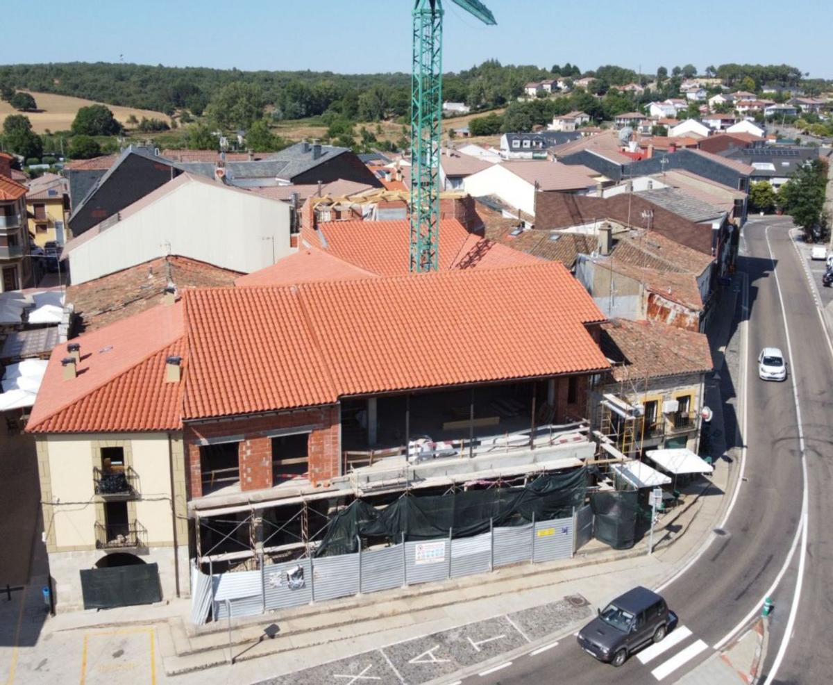 En el círculo verde, el auditorio municipal, y en rojo, el claustro del antiguo convento de la Orden Tercera de San Francisco. A la derecha, edificio del futuro restaurante y posada real. | CHANY SEBASTIÁN
