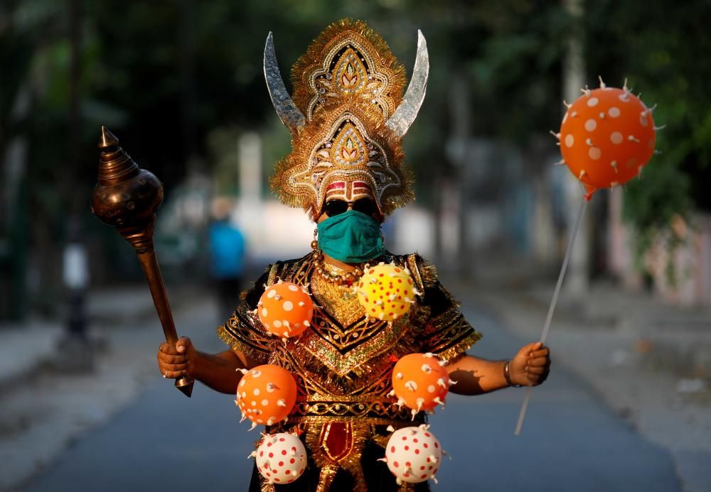 Un residente local vestido como Yamraj o dios hindú de la muerte, en Nueva Dehli.