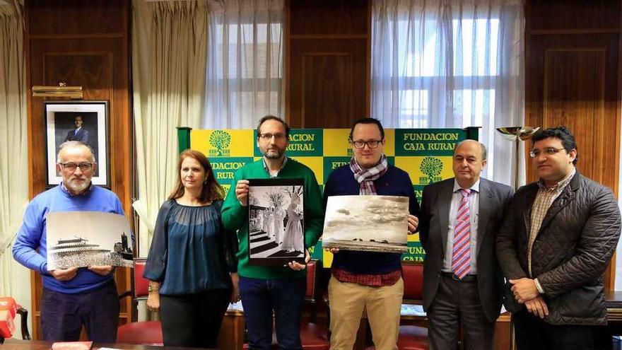 Pablo Peláez Franco (en el centro), ganador del concurso de fotografía &quot;Espigas 2016&quot;, y los finalistas José Fernando Lozano Asensio (derecha) y Casto Lozano Nogales (izquierda) sostienen sus fotografías premiadas junto a los representantes la Federación Espigas, Caja Rural de Zamora y Diputación.