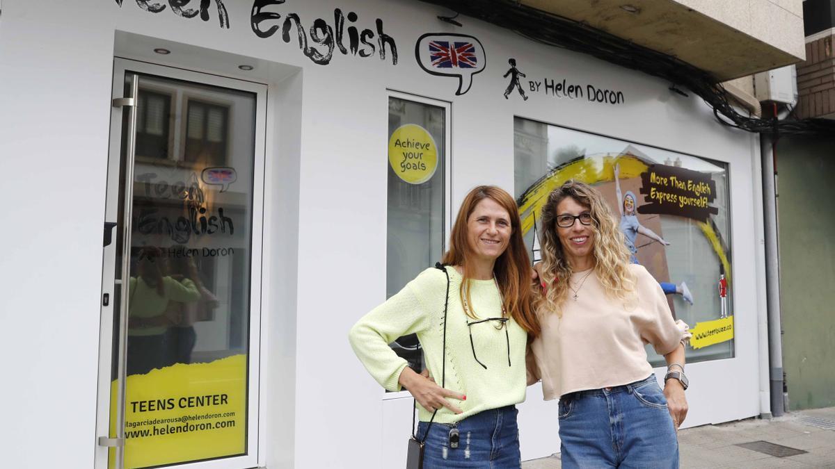 Eva e Isabel, frente al nuevo centro de la Avenida Agustín Romero