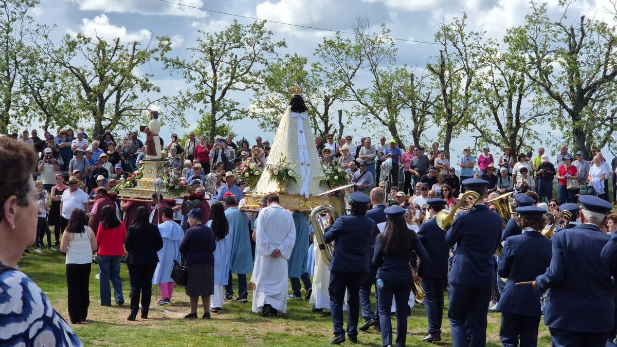 GALERÍA | La romería de la Virgen de la luz hermana a zamoranos y mirandeses