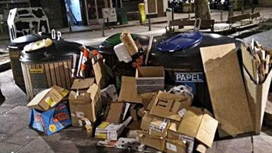 Basura acumulada junto a los contenedores de papel y cartón, ayer.