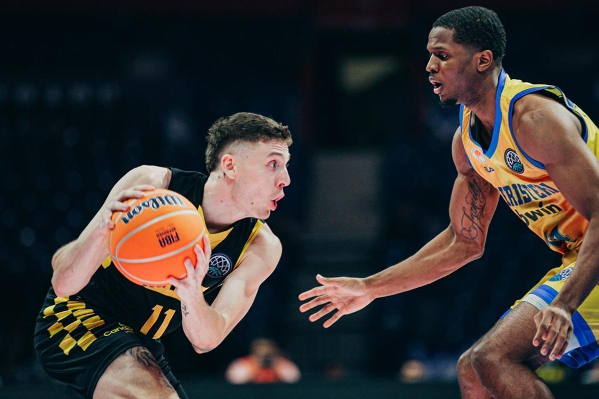 Williams, con el Peristeri, defiende a Kyle Guy en las semifinales de la BCL 23/24.