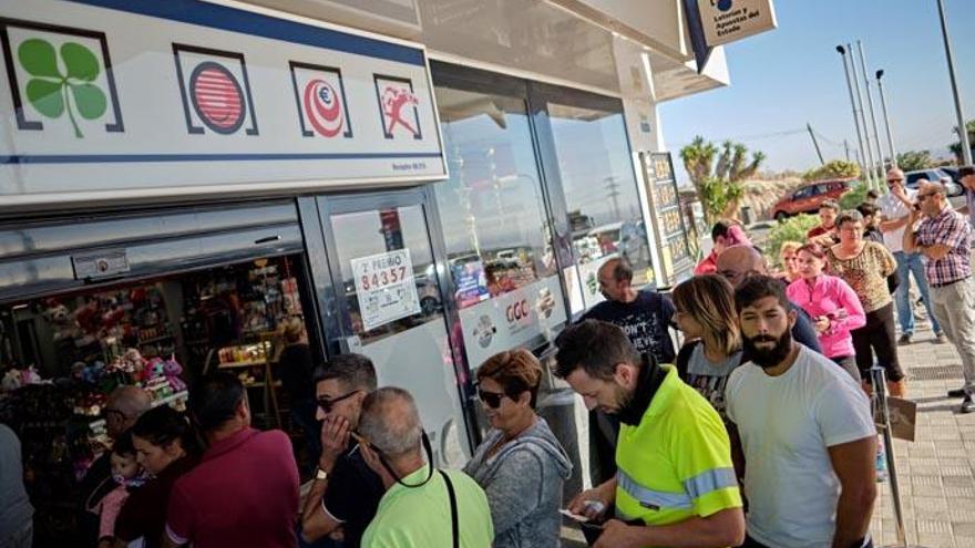 Colas para comprar números de lotería en la famosa gasolinera de Repsol en Granadilla de Abona.