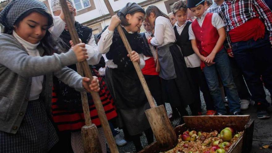 Estrella Martínez, Victoria Driouch y Ángela Ocejo mayan manzanas en el Colegio San Nicolás de Bari.