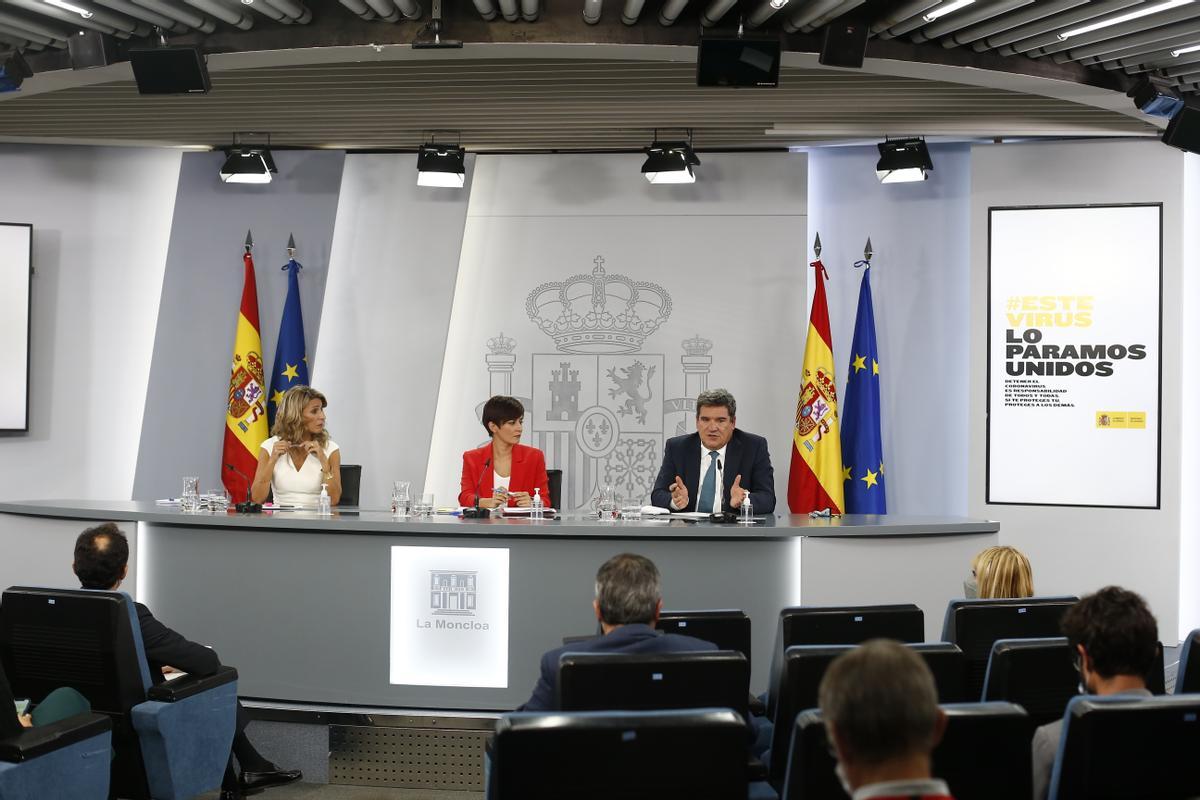 La vicepresidenta segunda del Gobierno y responsable de Trabajo y Economía Social, Yolanda Díaz (i), junto a la portavoz del Ejecutivo, Isabel Rodríguez (c) y el ministro de Inclusión, Seguridad Social y Migraciones, José Luis Escrivá, este 28 de septiembre de 2021 en la rueda de prensa posterior al Consejo de Ministros, en la Moncloa.