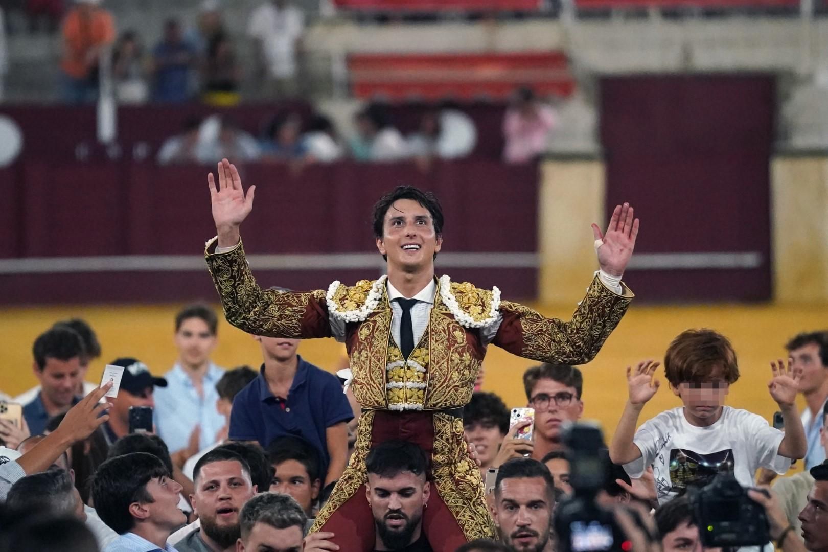 Toros en la Feria I Sexta corrida de abono y puerta grande de Roca Rey