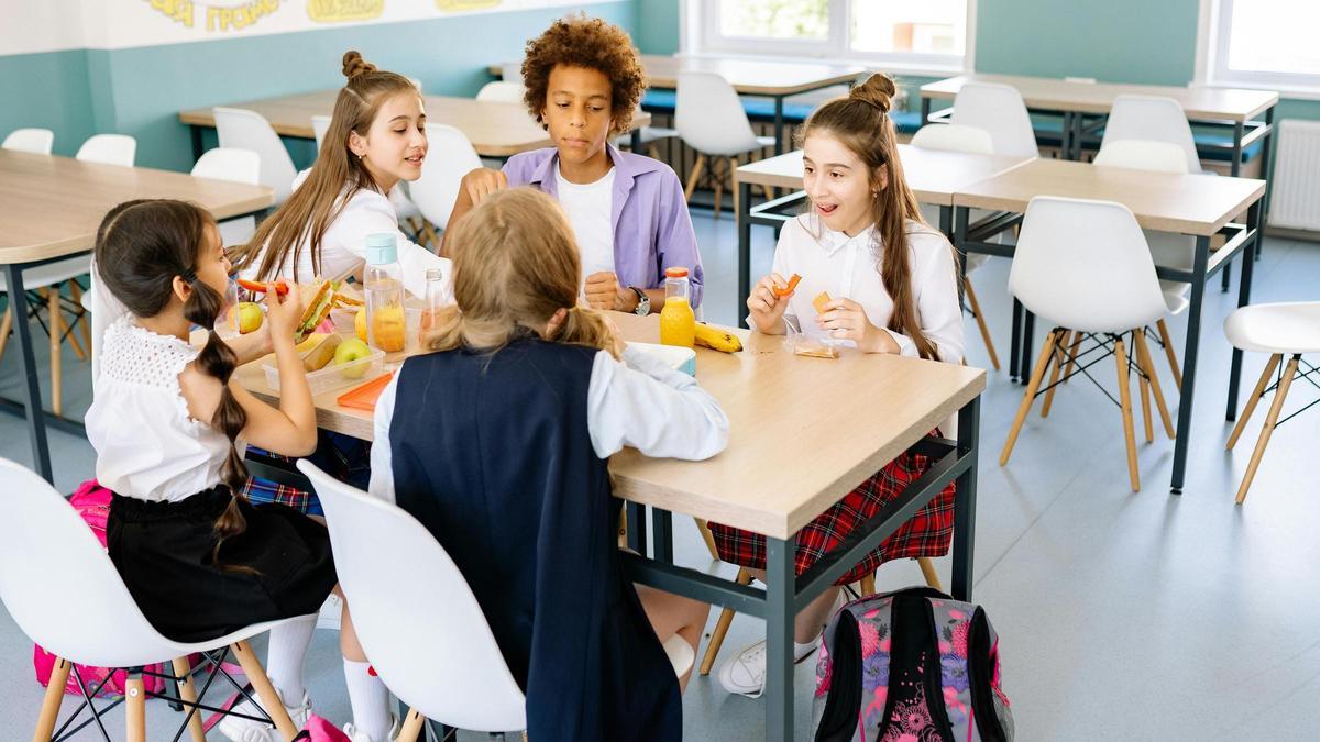 Niños y niñas en el comedor de un colegio