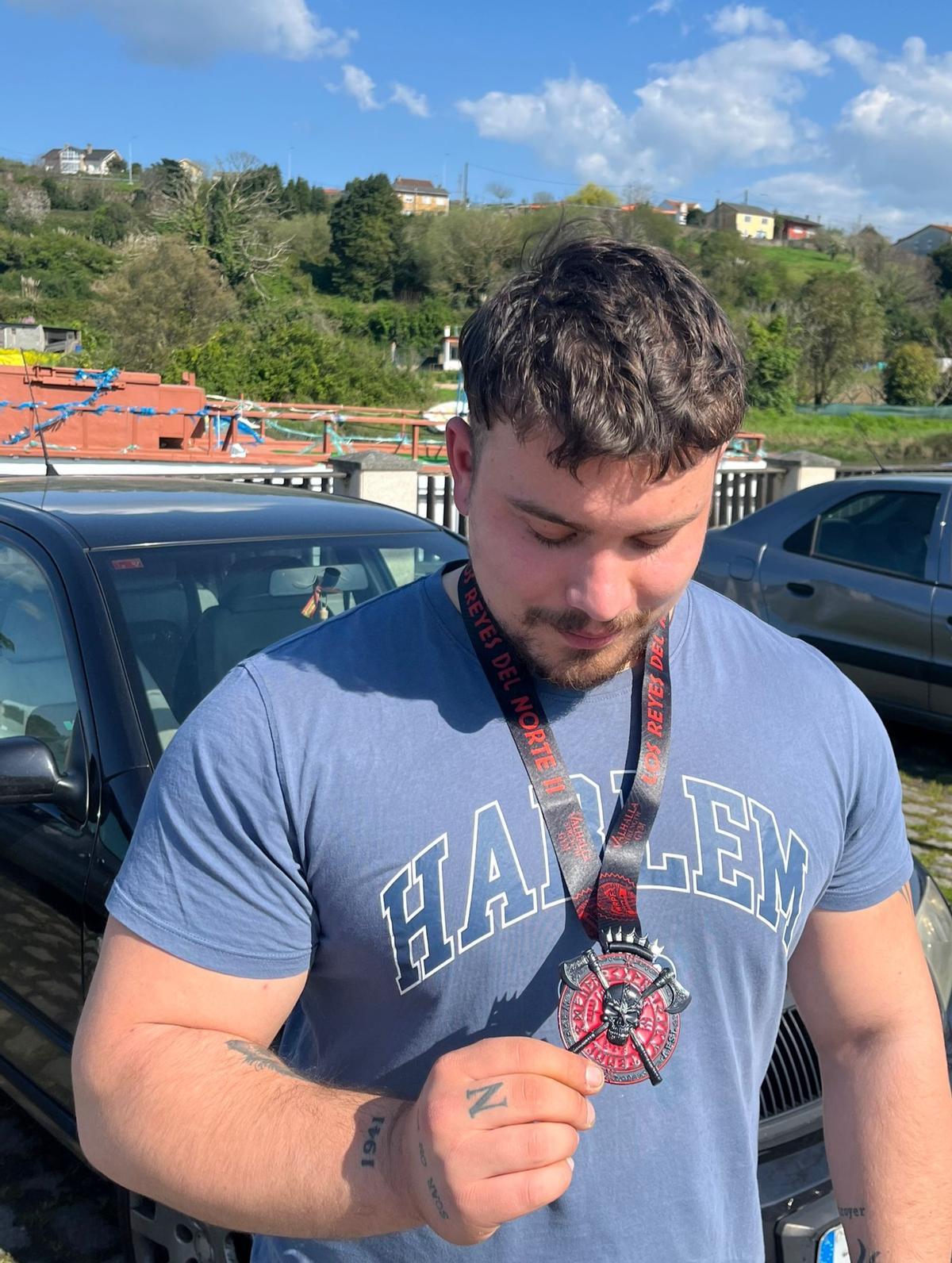 Javier Álvarez, con la medalla obtenida en la competición.