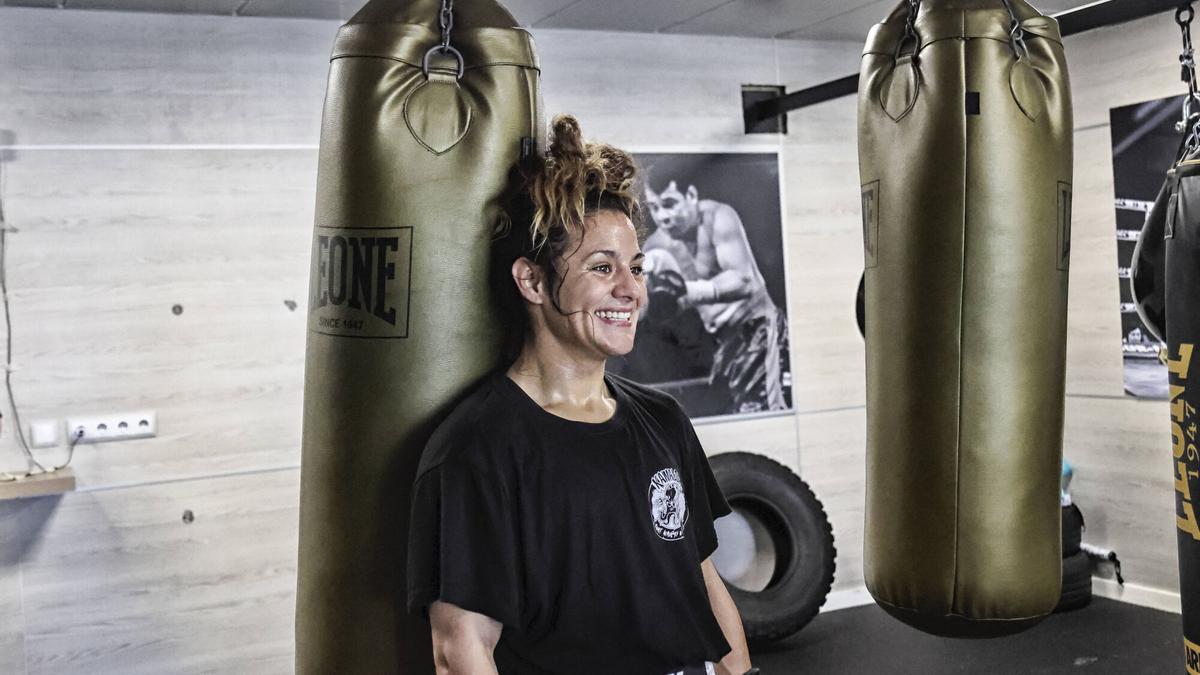 Natali Francesca descansa junto al saco de boxeo durante un entrenamiento en el gimnasio de Juli Giner.