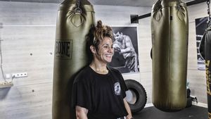 Natali Francesca descansa junto al saco de boxeo durante un entrenamiento en el gimnasio de Juli Giner.