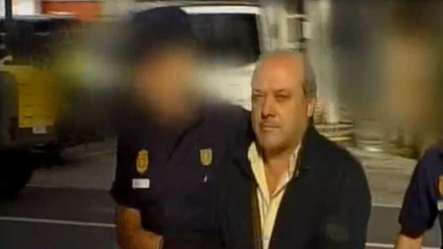 Uno de los gallegos detenidos, a su llegada al Juzgado de Corcubión. / rtvg