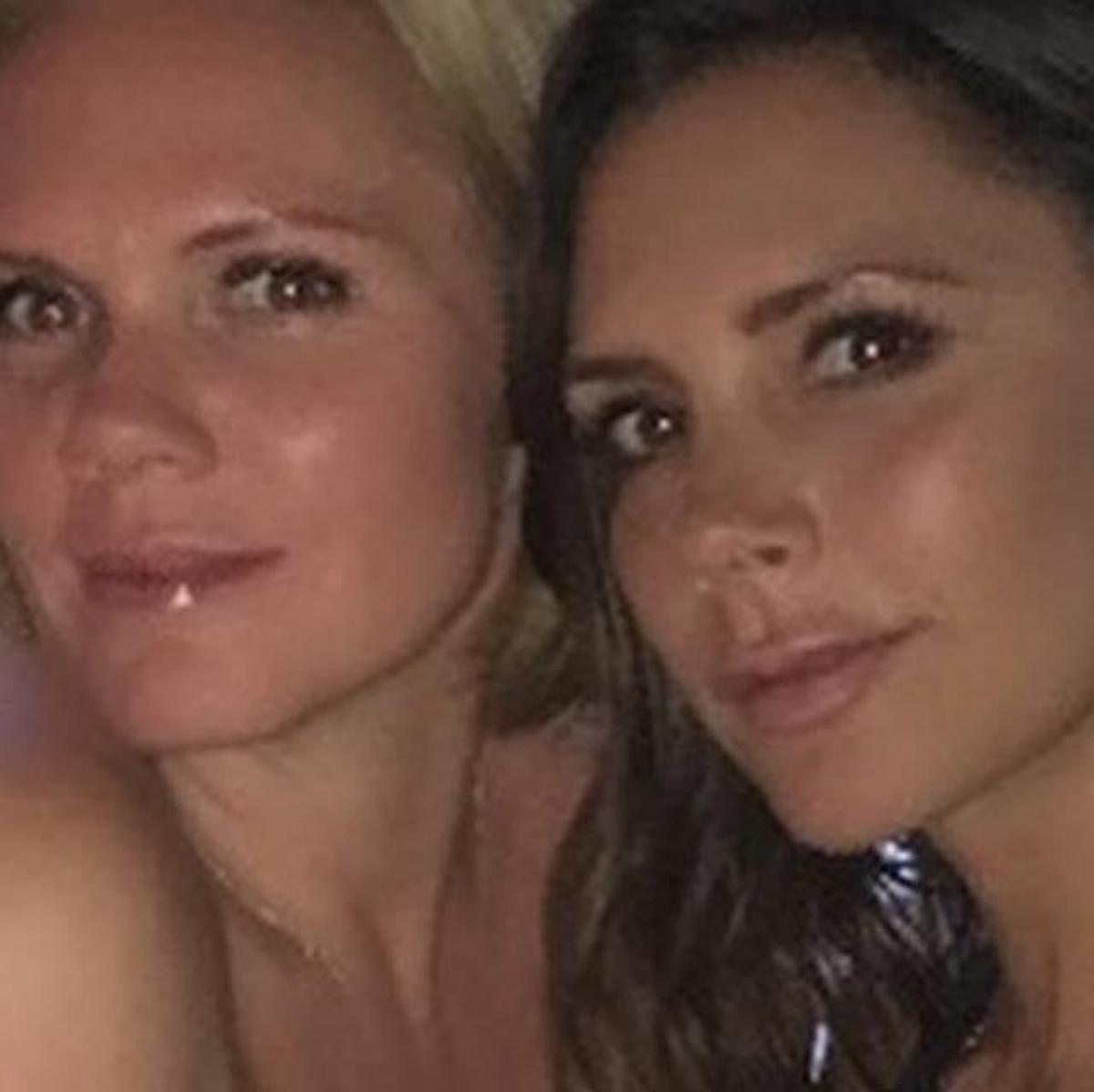 Una morena y una rubia pero, iguales. Vicky Beckham y su hermana Louise