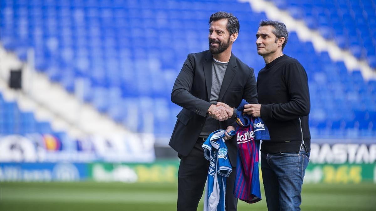 Quique Sánchez Flores y Ernesto Valverde, en el estadio de Cornellà-El Prat antes del derbi de Liga.