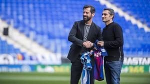 Quique Sánchez Flores y Ernesto Valverde, en el estadio de Cornellà-El Prat antes del derbi de Liga.