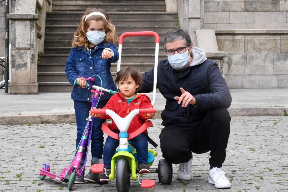 Primera salida de los niños a la calle en Coruña