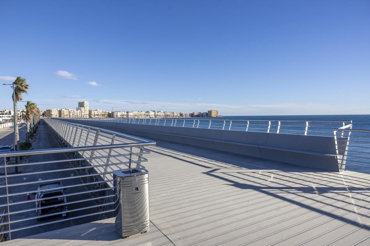 Torrevieja reabre un primer tramo del dique de Levante