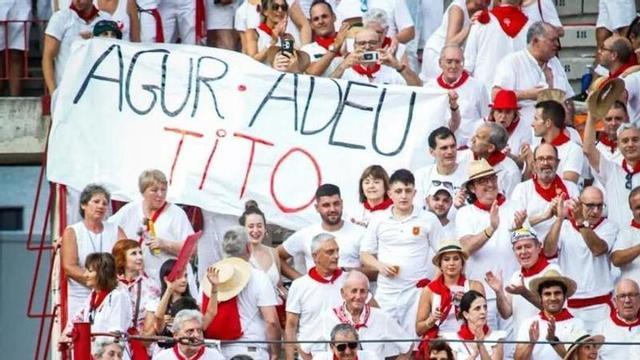 Pancarta con la despedida a Paco 'El Tito' en la plaza de toros de Pamplona, este miércoles, durante la corrida de Cebada Gago.