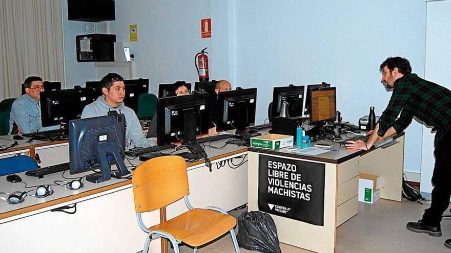 Informática más manejo de software y mecanografía para los vecinos de Ames de entre 6 y 16 años en el Aula CeMIT