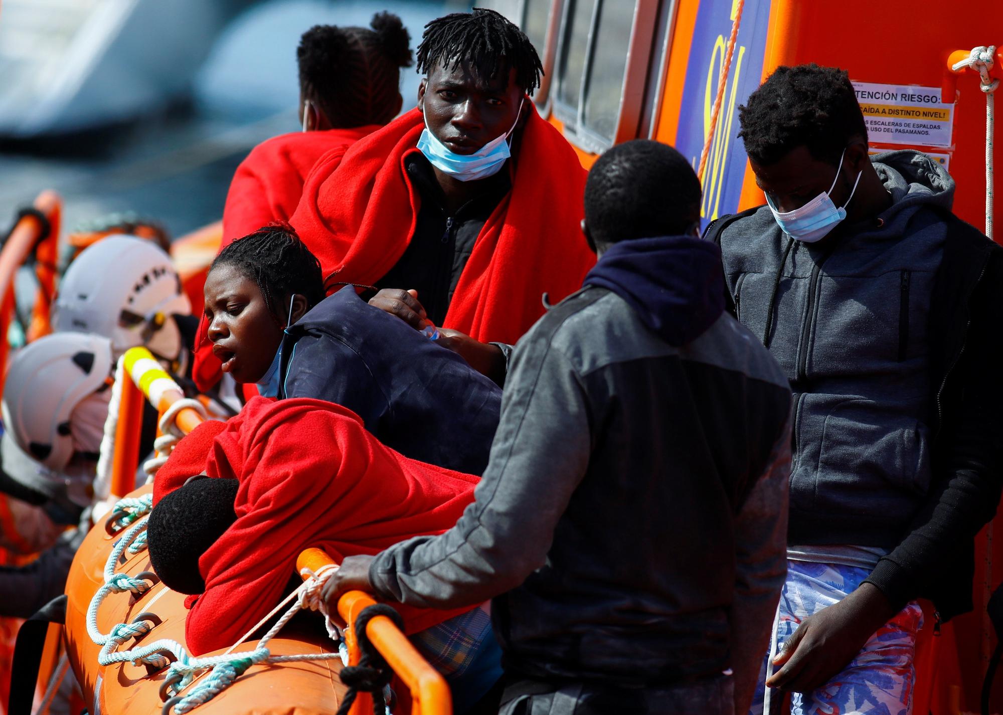 Rescatan una patera con 17 migrantes en aguas cercanas a Gran Canaria (06/04/21)