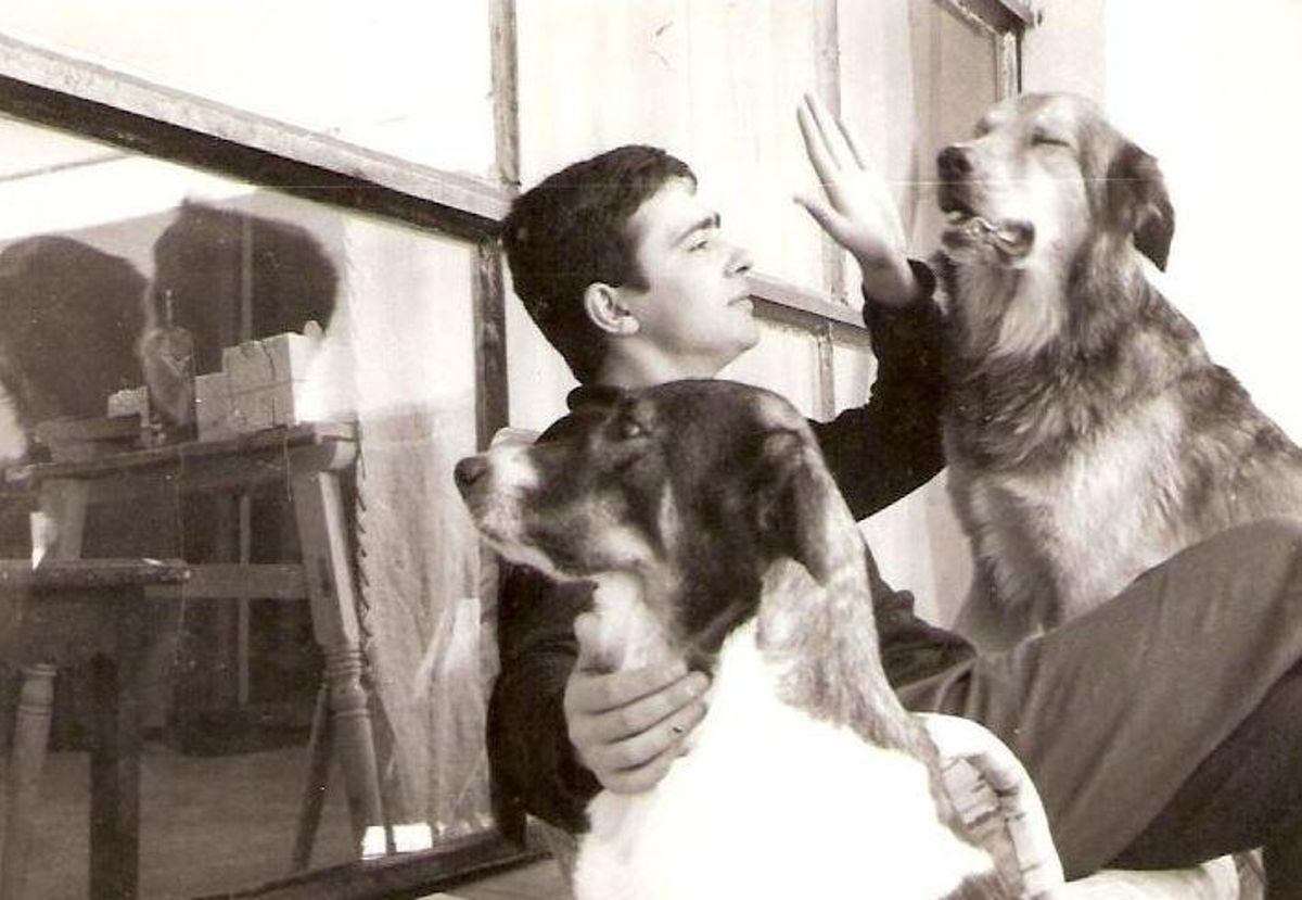 Martín Merino con sus perros León y Alaska, que se trajo de su paso por los Pirineos durante las milicias universitarias.