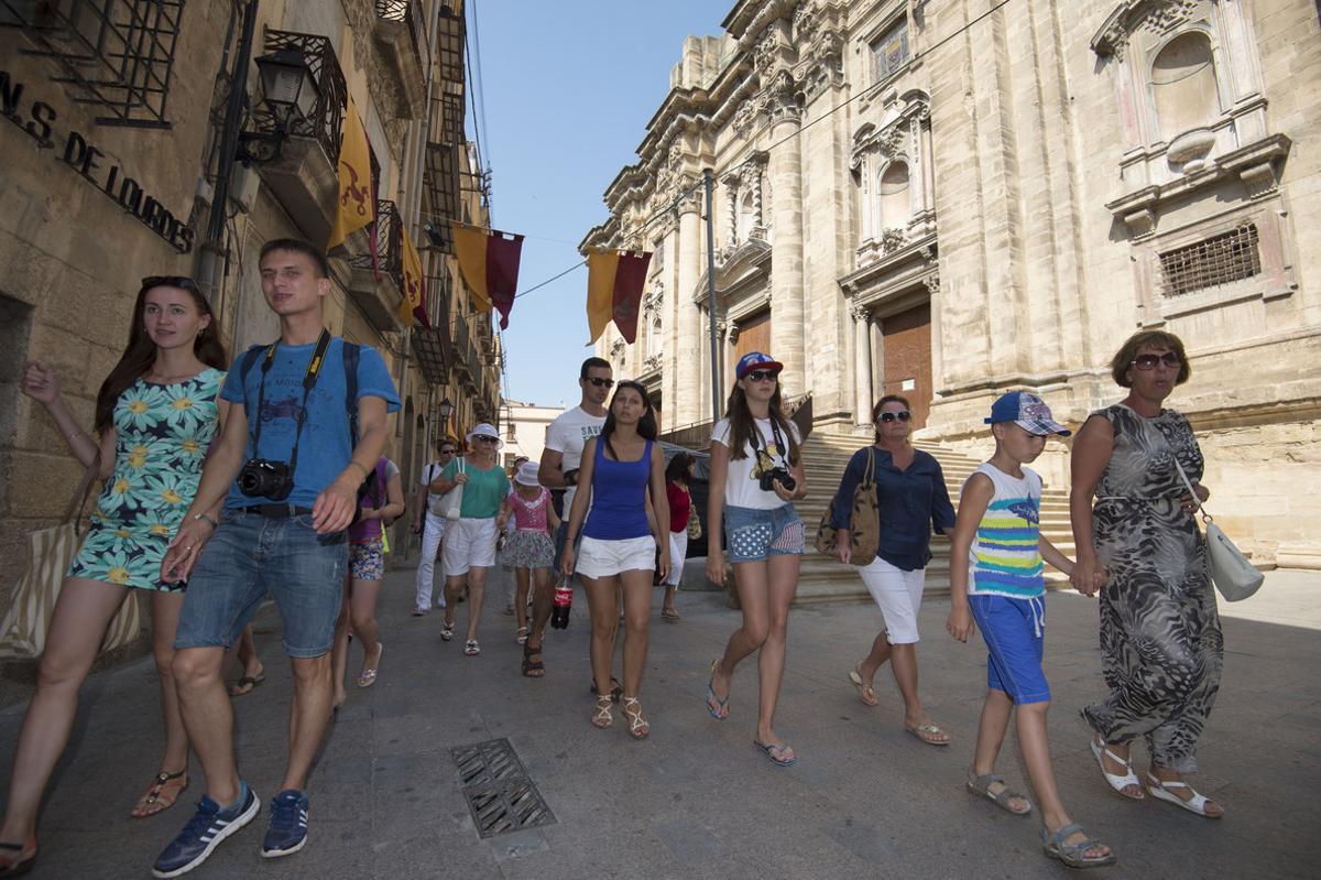 Turistas rusos en las calles de Tortosa.