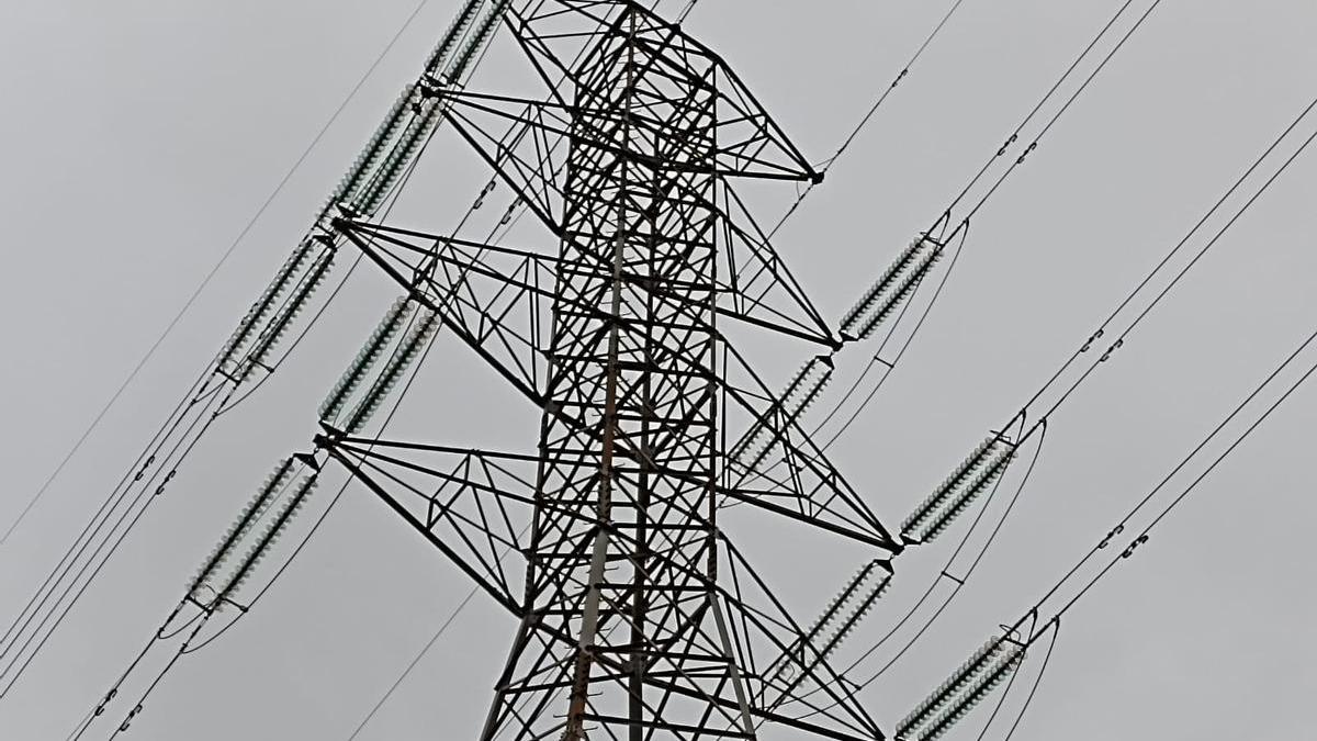 Una torre de la red de transporte de electricidad de REE.