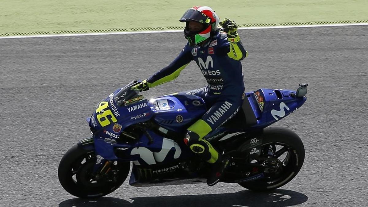 Valentino Rossi (Yamaha) saluda, feliz, a sus aficionados tras lograr la 'pole' en Mugello.