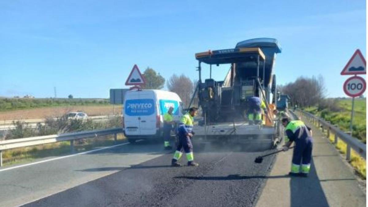 Empleados, en los trabajos que se iniciaron este lunes.