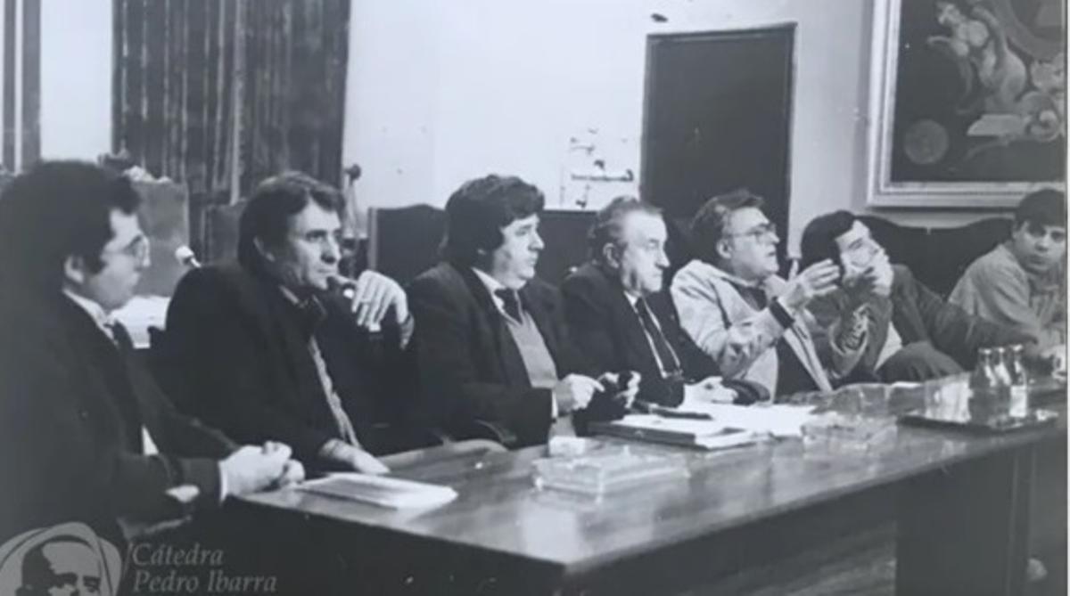 D'esquerra a dreta: Joan Castaño i Garcia, Antonio Amorós Sánchez, Manuel Rodríguez, Ramon Pastor, Josevicente Mateo, Josep Antoni Ybarra i Biel Sansano i Belso al Saló de Sessions municipal.