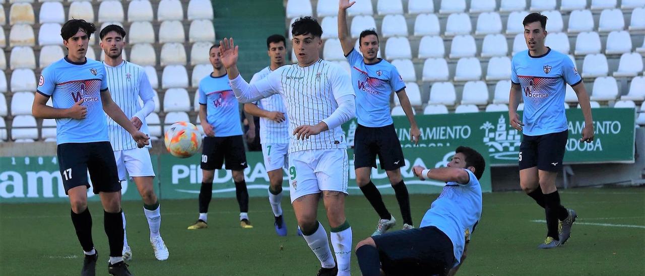 Lance del pasado derbi entre el Córdoba CF B y el CD Pozoblanco, en El Arcángel.