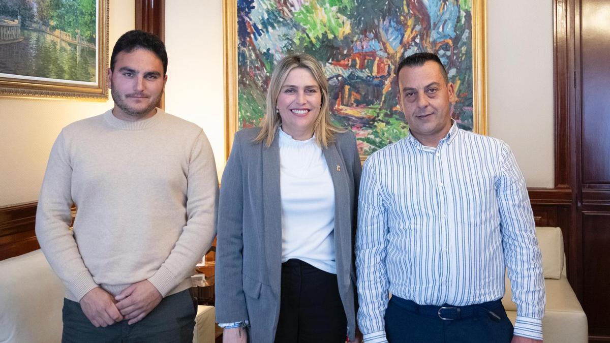 Barrachina, junto a los representantes de Costur.