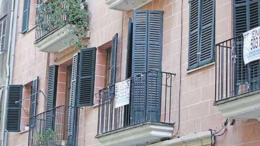 Carteles de ´se vende´ en una fachada de un edificio en Palma.