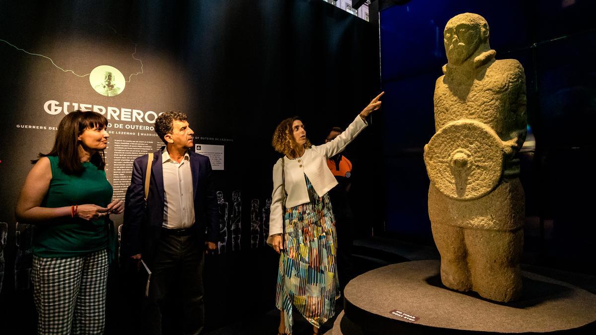 Juia Parra, Manuel Olcina y Patricia Santos Batista, ante el Guerrero Castreño de Lezenho.