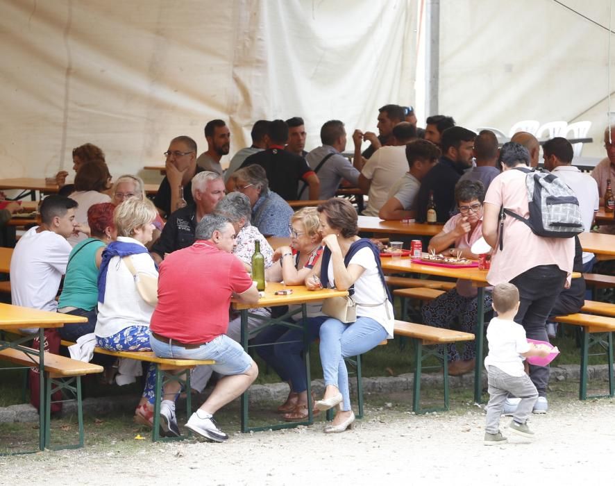 La imagen del santo recorrió por última por última vez la calles del barrio tras la misa del mediodía - El pulpo, protagonista gastronómico del día.