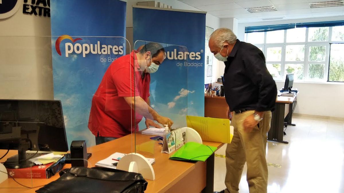 Pedro Acedo entrega sus avales en la sede del PP, esta mañana.