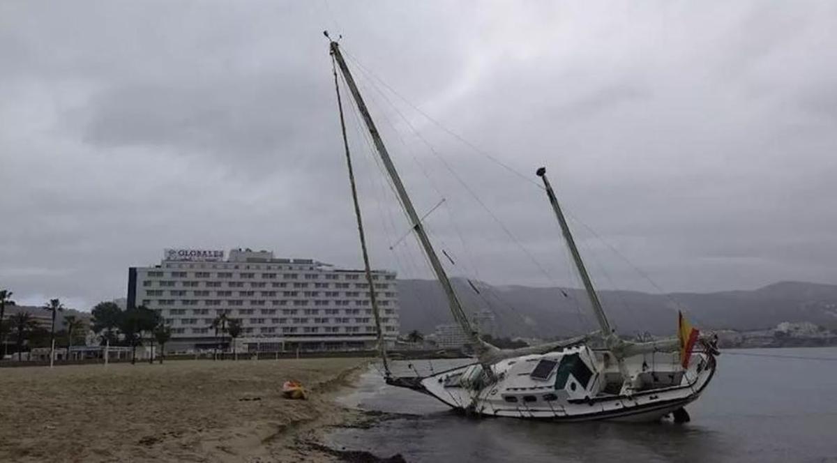 Un velero varado en Son Maties en abril de 2024