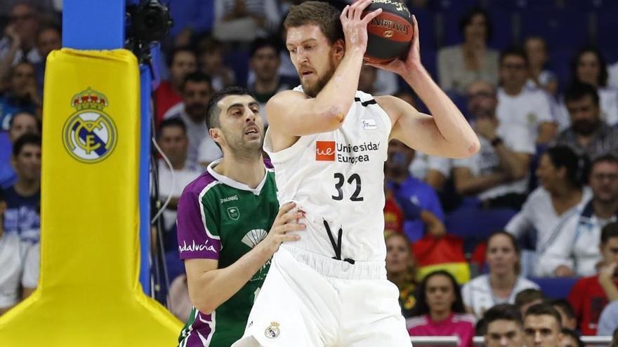 Ognjen Kuzmic, contra el Unicaja.